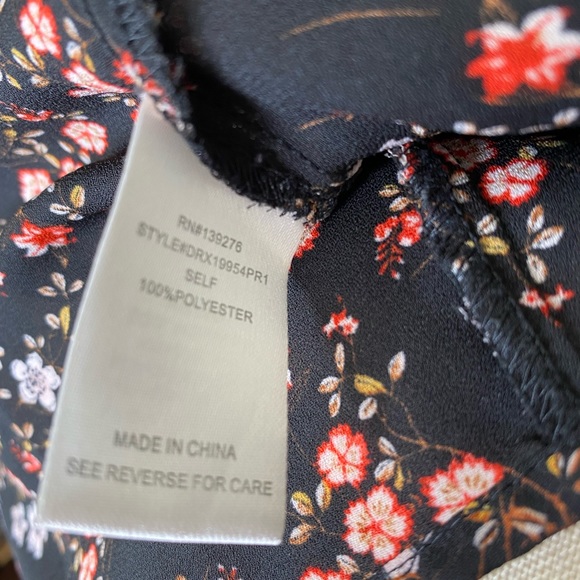 DR2 Black Floral Blouse w/ flutter sleeves plus sz 2x - Picture 4 of 7